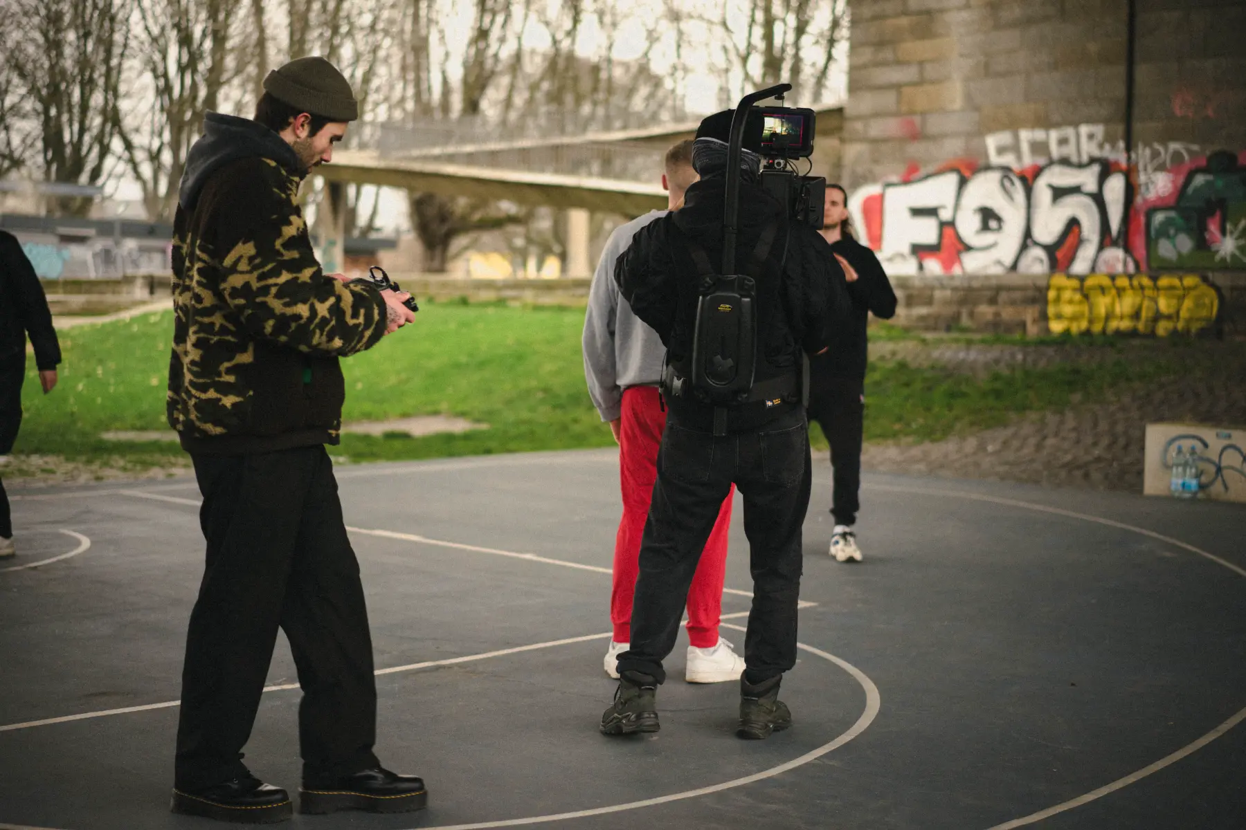 Bildidee: wir im Studio, am Set, unterwegs